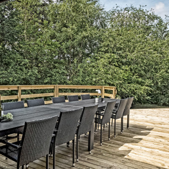 Terrasse ved Fyrrehuset sommerhus – udendørs opholdsområde ved Nymindegab Camping.jpg