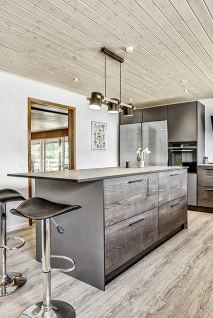 Fyrrehuset stort køkken/alrum med spiseplads – perfekt til fælles måltider.jpg